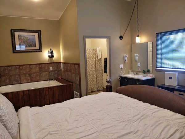 King Jacuzzi Cabin Photo 1