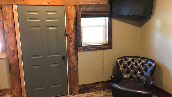 One Queen Cabin Photo 3