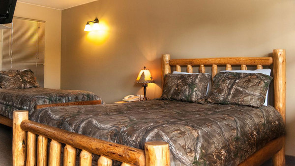 1 Queen Bed and Twin Bed West Wing Photo 1