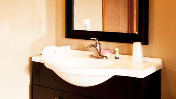 1 Queen Bed and Twin Bed West Wing Photo 4