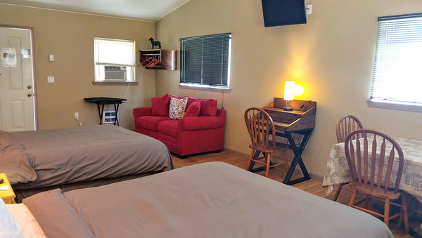 2 Queen Beds Cabin Photo 3